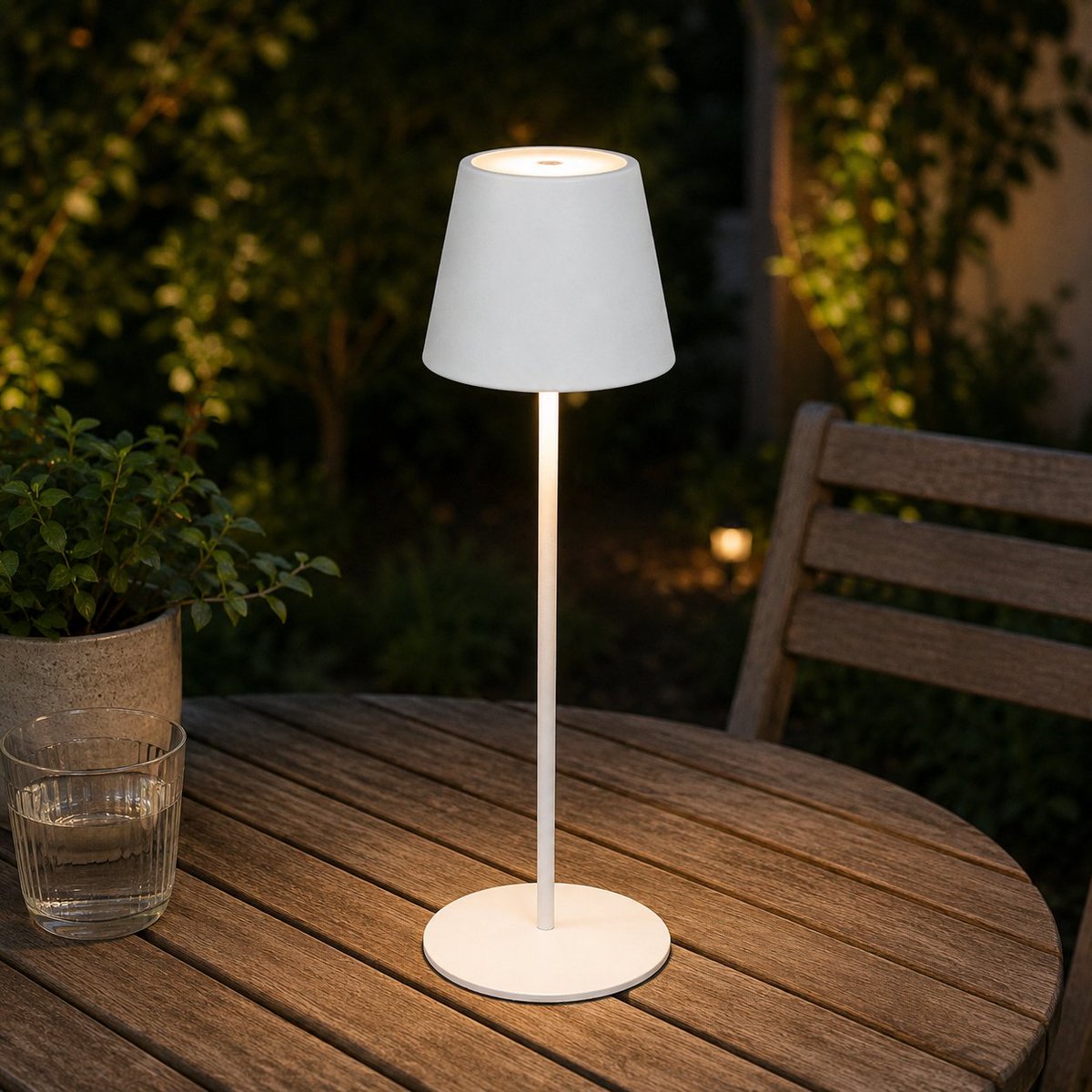lighting4garden's tweet photo. Create the perfect ambience indoors or out with our rechargeable LED table lamp. Featuring touch controls, a warm white glow, and an IP54-rated aluminium body, it's the ideal choice for garden dining and restaurant tables.

Shop: https://t.co/ahIwY89bY5 https://t.co/WLGfn7y2Y6