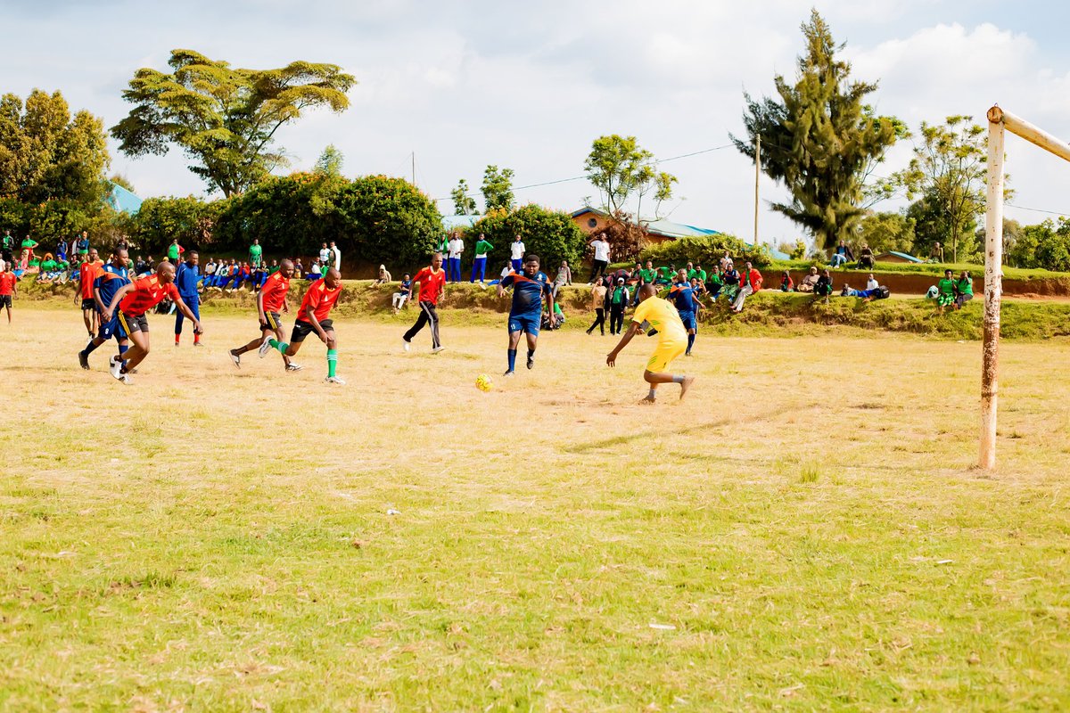 EByumba's tweet photo. ⚽Umupira w’amaguru muri mvura nkuvure si umukino gusa ahubwo
Utoza abantu gukorera hamwe, kubaka ubumwe  gukemura amakimbirane ,kubahana nubwo baba batandukanye. Uyu mukino ugira uruhare mu kubaka amahoro, kwimakaza ubumwe n’ubwiyunge.@GatsiboDistrict
@BureraDistrict https://t.co/srQV73RG2H