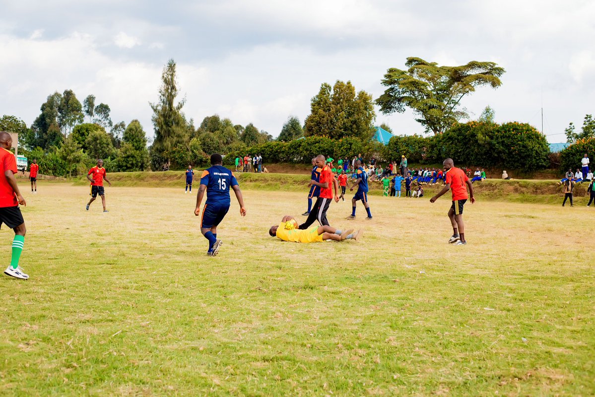 EByumba's tweet photo. ⚽Umupira w’amaguru muri mvura nkuvure si umukino gusa ahubwo
Utoza abantu gukorera hamwe, kubaka ubumwe  gukemura amakimbirane ,kubahana nubwo baba batandukanye. Uyu mukino ugira uruhare mu kubaka amahoro, kwimakaza ubumwe n’ubwiyunge.@GatsiboDistrict
@BureraDistrict https://t.co/srQV73RG2H