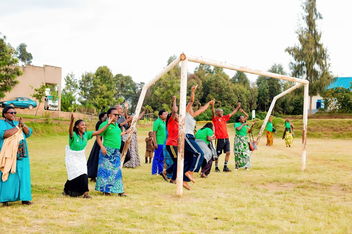 EByumba's tweet photo. ⚽Umupira w’amaguru muri mvura nkuvure si umukino gusa ahubwo
Utoza abantu gukorera hamwe, kubaka ubumwe  gukemura amakimbirane ,kubahana nubwo baba batandukanye. Uyu mukino ugira uruhare mu kubaka amahoro, kwimakaza ubumwe n’ubwiyunge.@GatsiboDistrict
@BureraDistrict https://t.co/srQV73RG2H