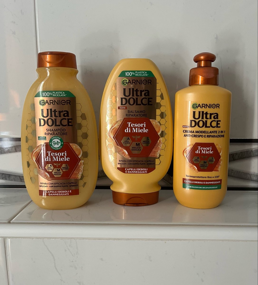 itstildas's tweet photo. qualcuno doveva parlare di questa linea e quel qualcuno sono io perché ho lavato i capelli l'altro ieri e sanno ancora di miele (ma non di miele stucchevole tipo di miele e di pulito) https://t.co/ZKcuPyKreq