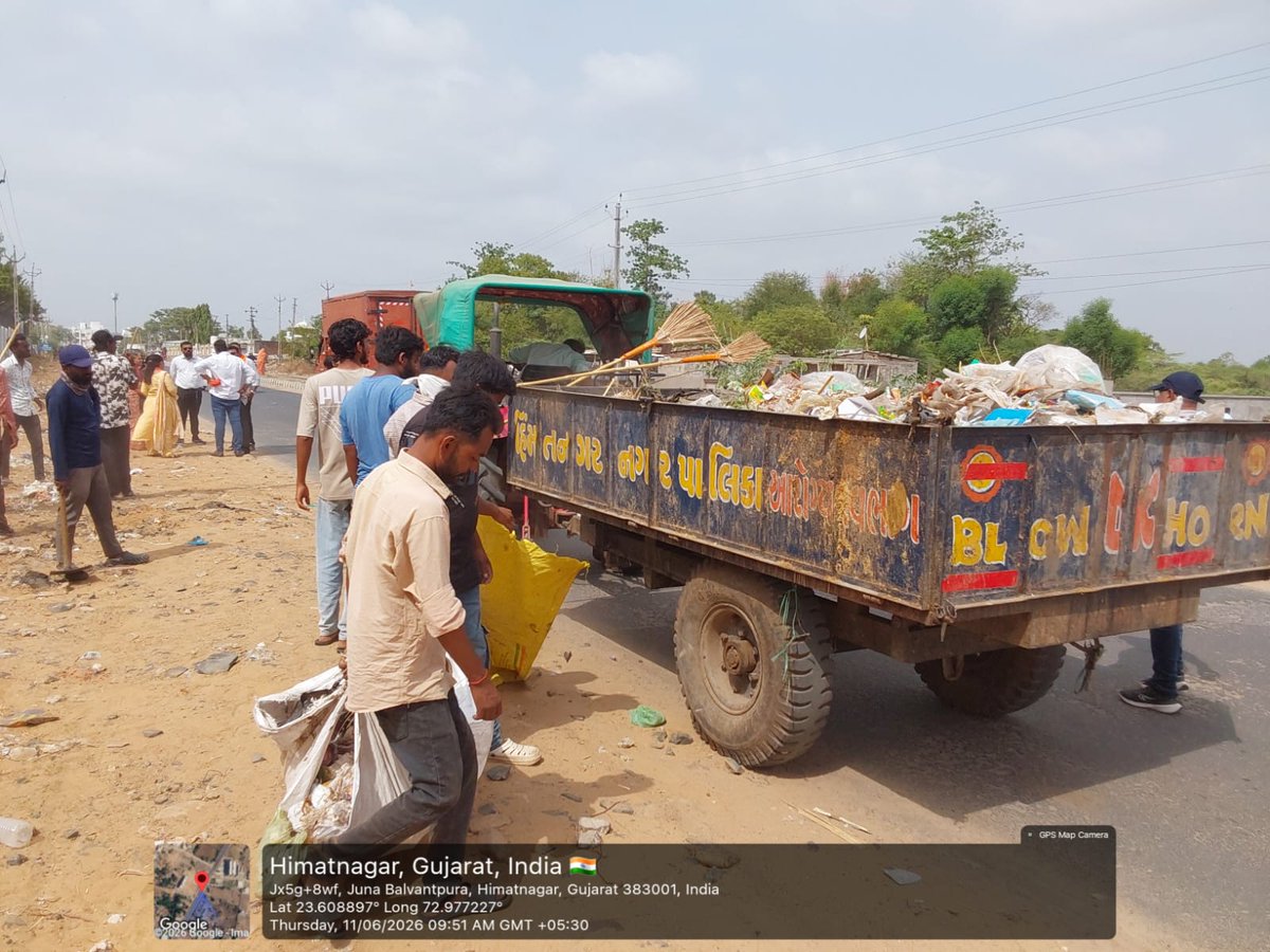 sabarkanthadp's tweet photo. પીએમ મોદીના સ્વચ્છતા સંકલ્પને સાકાર કરવા સાબરકાંઠામાં 'સ્વચ્છતા સપ્તાહ અભિયાન' 

હિંમતનગરના જૂના બળવંતપુરામાં તંત્ર અને ગ્રામજનો દ્વારા સામૂહિક શ્રમદાન. પ્લાસ્ટિક મુક્ત ગામનો સંકલ્પ સાકાર થયો.

#SwachhBharat #Sabarkantha #CleanIndia https://t.co/WpxH3WSrUm