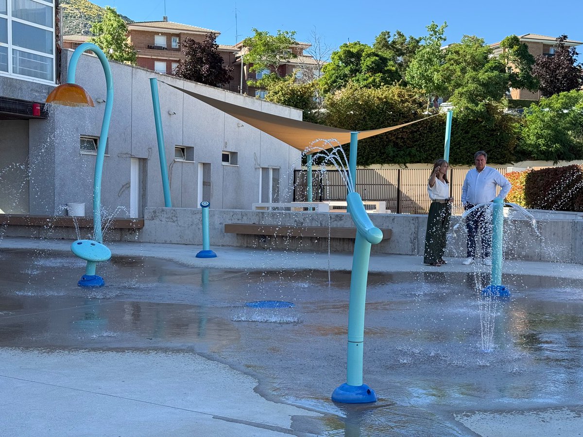 j_asanchez's tweet photo. Junto a la alcaldesa de San Lorenzo de El Escorial, comprobamos el resultado de la rehabilitación de las zonas exteriores de las piscinas del Polideportivo Municipal Zaburdón. Una inversión de más de 800.000€ del PIR para ofrecer instalaciones más modernas, accesibles y seguras para todos.