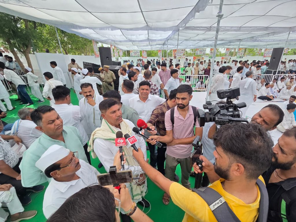 rameshmeena63's tweet photo. स्व. राजेश पायलट जी केवल एक नेता नहीं, बल्कि किसानों, युवाओं और आमजन की आवाज थे। 
दौसा में उनकी 26वीं पुण्यतिथि पर श्रद्धांजलि अर्पित कर उनके संघर्ष और जनसेवा को नमन किया। 🙏

#rameshmeena #Sapotra #karauli #congress #rajasthan https://t.co/ZDJlqVepZh