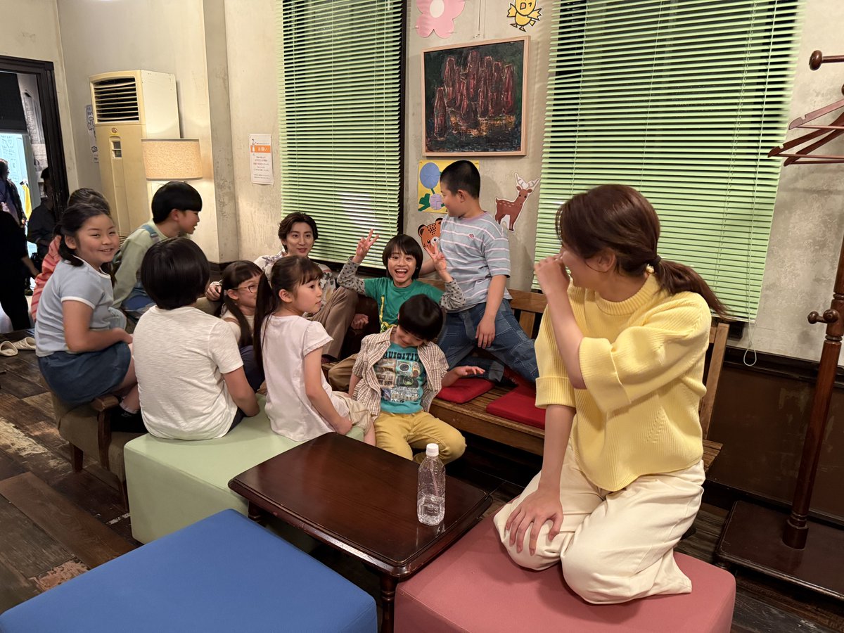 10kaikitte_ntv's tweet photo. #日ドラ10回切って

子どもたちに大人気すぎて
囲まれちゃって
拓人を探せ🔍な状態に！笑

ちゃんと本番が始まる時は静かにね🤫

TVer第9話無料配信中
https://t.co/716vF22s2B

仁村紗和
京本大我
10回切って倒れない木はない
【最終回】𝟼/𝟷𝟺(日)よる𝟷𝟶時𝟹𝟶分 https://t.co/oyb8TPahoM