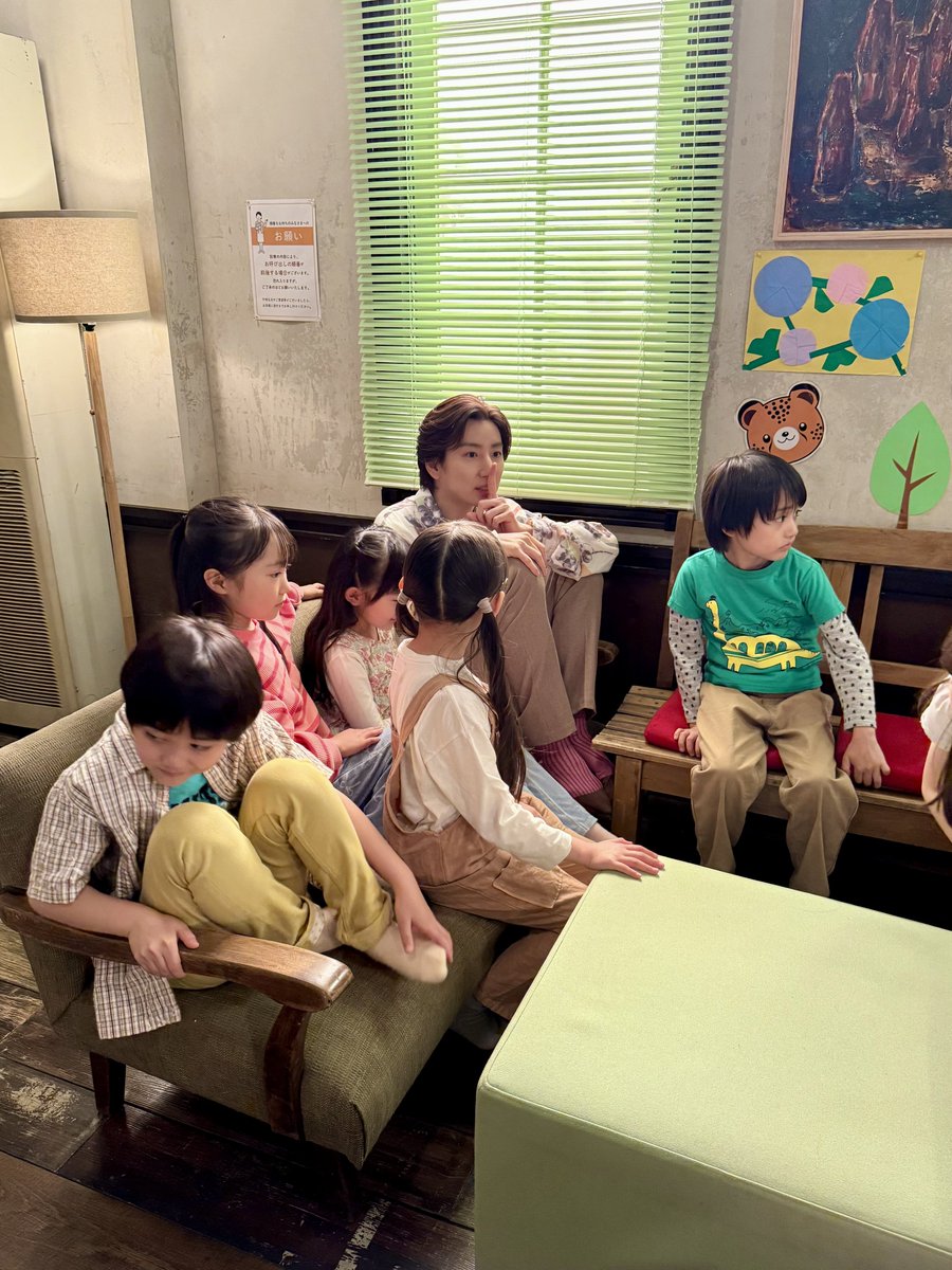 10kaikitte_ntv's tweet photo. #日ドラ10回切って

子どもたちに大人気すぎて
囲まれちゃって
拓人を探せ🔍な状態に！笑

ちゃんと本番が始まる時は静かにね🤫

TVer第9話無料配信中
https://t.co/716vF22s2B

仁村紗和
京本大我
10回切って倒れない木はない
【最終回】𝟼/𝟷𝟺(日)よる𝟷𝟶時𝟹𝟶分 https://t.co/oyb8TPahoM