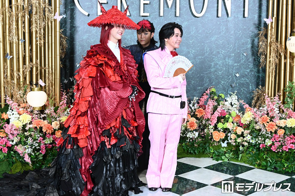 modelpress's tweet photo. 【写真追加📸】Mrs. GREEN APPLE
報道陣のリクエストに対応✨️

⬜️大森元貴 扇子を優雅に開閉
⬜️「動いてください」で若井滉斗隠れる
⬜️藤澤涼架を2人が凝視
https://t.co/dSVExn7VMp

#MGA_CEREMONY @MGA__CEREMONY https://t.co/kGQdughMwO