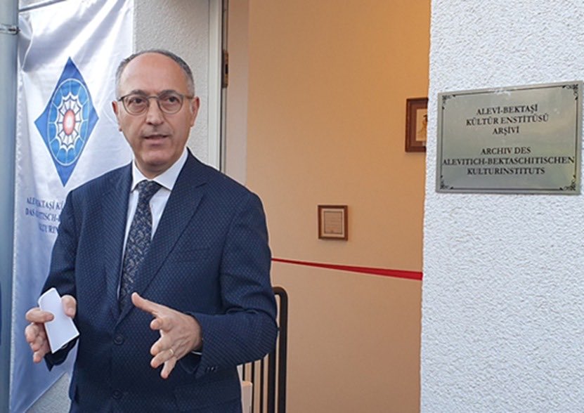 goksenAulukus's tweet photo. Neden bilinmesin ki, tabii ki biliniyor…
Kültür ve Turizm Bakanlığımız tarihi emanetleri doğduğu topraklara, ülkemize geri getirirken tarihi eser niteliği taşıyan Alevi-Bektaşi el yazmalarının yurt dışına çıkarılması kabul edilebilir değil.

Bu eserlerin Almanya'ya çıkarılmasında başrolde oynayan kişilerin isimleri zaten kendi paylaştıkları haberde ve demeçlerde var. Fotoğraflarını bile çektirip koymuşlar haber sitesine: 

https://t.co/98dZFCV1fL

•Alevi-Bektaşi Kültür Enstitüsü Başkanı Güllizar Cengiz,
•"Türk Aleviliği"nin Kemalist sistemin bir inşası olduğunu iddia eden Alman vatandaşı Prof. Dr. Markus Dreßler,
•AK Partililere "Yezit" diyen Bolu Abant İzzet Baysal Üniversitesinden Prof. Dr. Ali Yaman,
https://t.co/vD7yDYrIsp
•İzmir Kâtip Çelebi Üniversitesinden Prof. Dr. Mehmet Ersal.
Altın değerindeki el yazmalarının yurt dışına çıkarılmasında başı çektiği anlaşılan Prof. Dr. Ali Yaman, bir açıklama yaparak Alevi-Bektaşi el yazmalarının Türkiye'de korunmadığını iddia etmiş. Üstelik "... hep birlikte Arşivimizi daha da zenginleştirelim" diyerek adeta tarihi eser kaçakçılığını teşvik etmiş.

@tcbestepe
@RTErdogan
@EmineErdogan
@iletisim
@ikalin1
@TCKulturTurizm
 @MehmetNuriErsoy
@adalet_bakanlik
@abakingurlek
 @yekgovtr
 @kvmgm
@muhafaza_gm