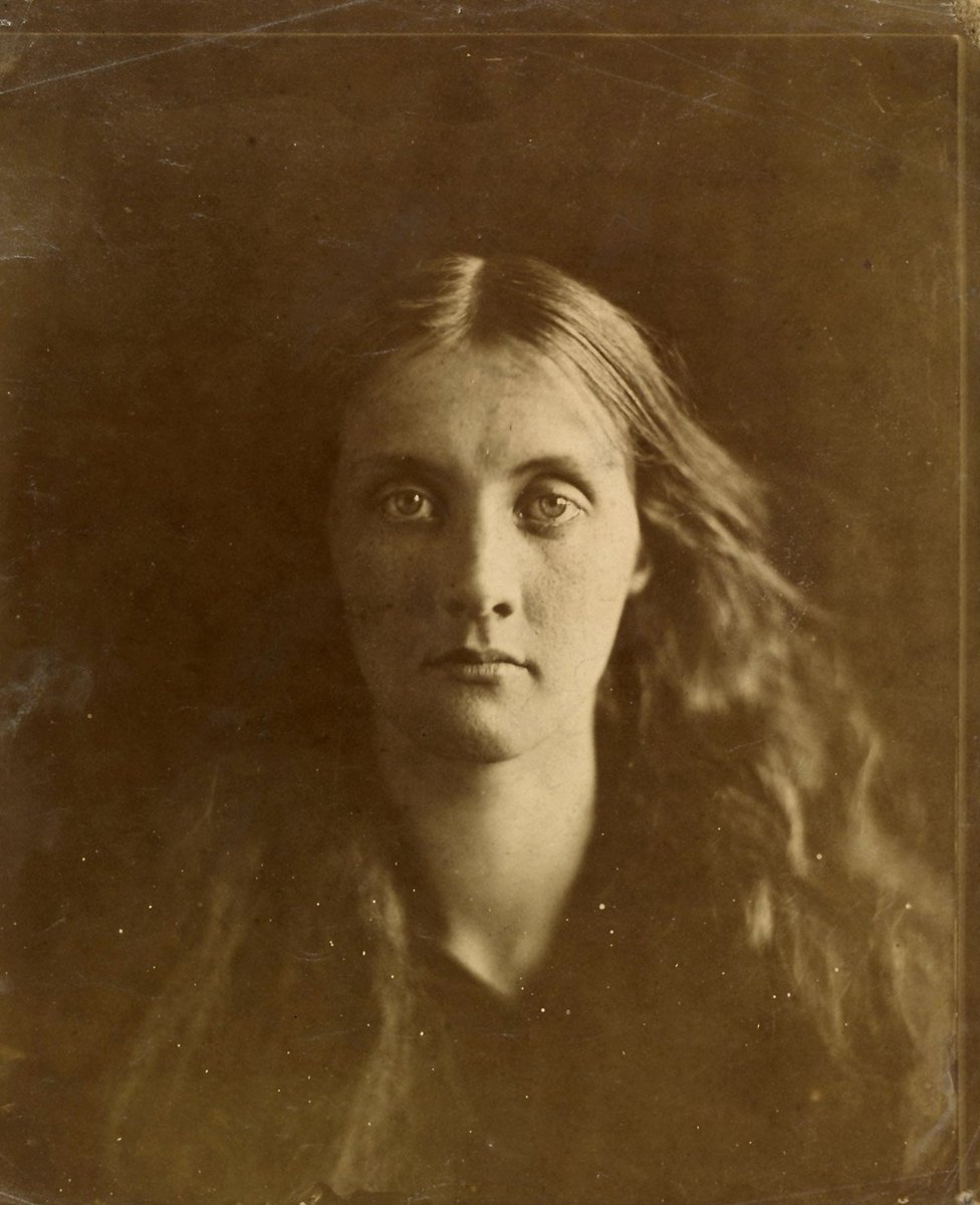 womensart1's tweet photo. British photographer Julia Margaret Cameron's 1867 portrait of her niece, Julia Jackson, mother of Virginia Woolf #womensart #PhotographerWeek 📷 https://t.co/QJccoVprK3