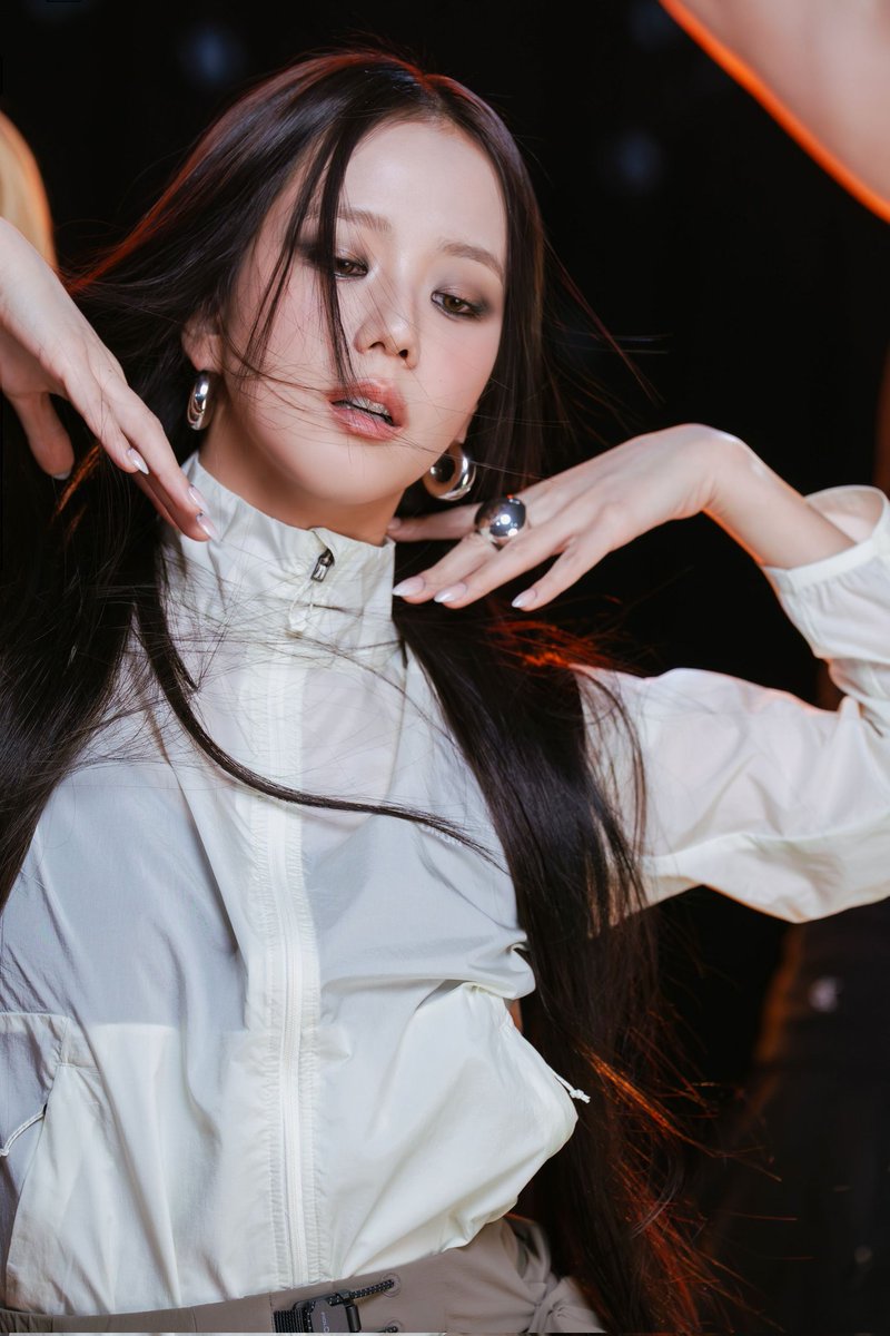 jung_5876's tweet photo. JISOO APP UPDATE 💜 
[📸] 2026. 06.11 17:00 
V MAGAZINE x SALOMON BEHIND 

#지수 #JisooxSalomon @officialBLISSOO https://t.co/hHsSAvYg1h