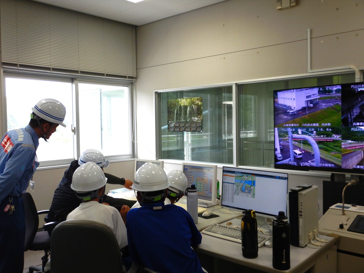 mlit_toyooka's tweet photo. 【#トライやるウィーク　河川編】

河川関係の業務では、運用開始を控える #中郷遊水地（下池）や #円山川 の水門・樋門の見学、広報業務の体験を行いました！

目の前で見る #八代水門 は迫力満点！

河川管理や環境整備の事業について学ぶことができました！

#国土交通省 #豊岡 https://t.co/ck0A1No5HX
