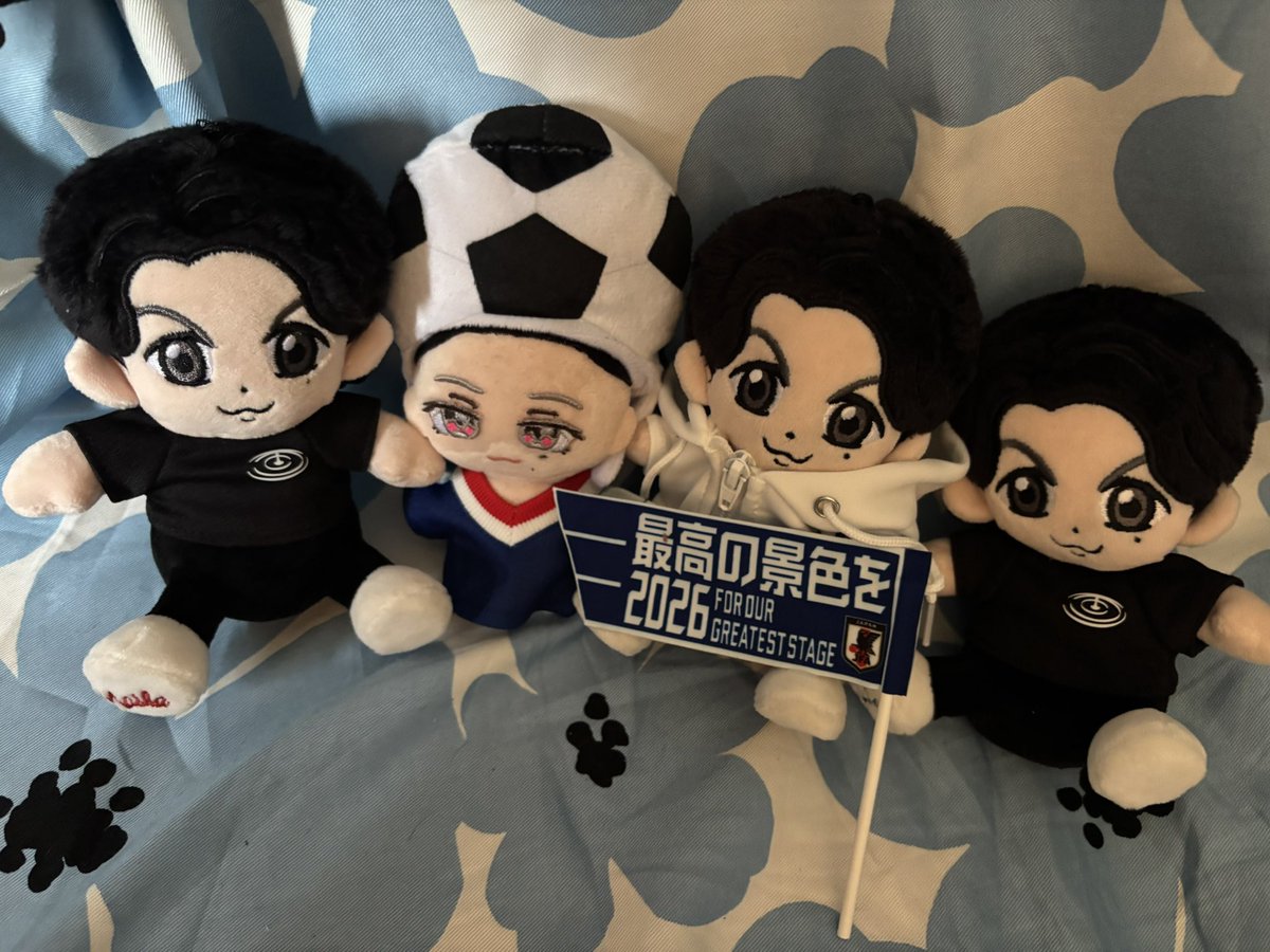 azucafe22's tweet photo. 思いがけない場所にスリコがあってちょっと寄ったら、噂のサムライブルーのユニフォーム売ってたけどSサイズだったのかな？SサイズとMサイズがあるみたいな説明はあったけど💦
ちぃましゃには小さいからちっちゃな子に着てもらいました🥰
ワールドカップ一緒に応援しようねちぃましゃ達🎶💕
#BROS1991 https://t.co/MoAK63Caz7