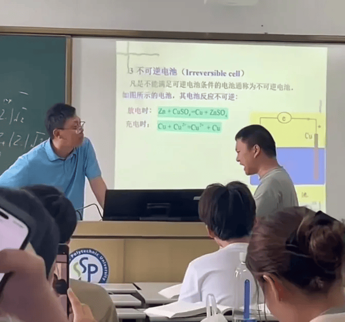 tpabor's tweet photo. Spent 10 mins debugging a faulty projector in class only to find the power cord was just unplugged. My prof’s 5-second stare said it all. https://t.co/rBXrZYOphO