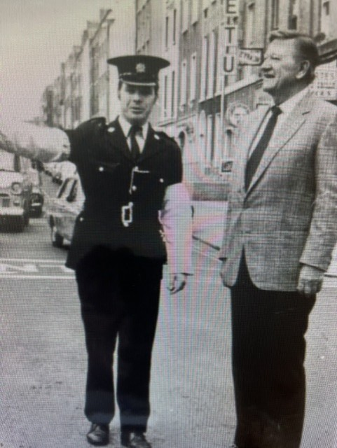 martylyricfm's tweet photo. John Wayne being directed by a guard in Dublin in 1979 https://t.co/gpCFMtiAy7