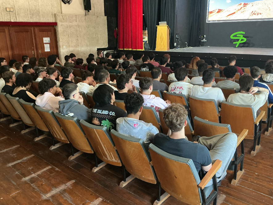 Ies_GPrieto's tweet photo. 💻⚡ Dentro del proyecto TEMPESTAS BOX, nuestro alumnado de Informática y Electrónica asistió a una conferencia sobre microprocesadores, consumo energético, IA y sostenibilidad.🚀 

Tecnología, innovación y futuro profesional.

#CofinanciadoUE #innovacionCLM https://t.co/ZbZYVUbRt2