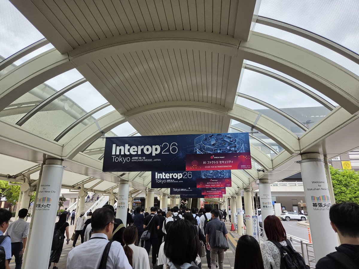 Hen_TAKE's tweet photo. Interop初参加しました
Ciscoのブースが巨大でびっくり、やっぱ最新機器の実物見られるとテンション上がりますな　#interop26 https://t.co/LIbwDBmlag