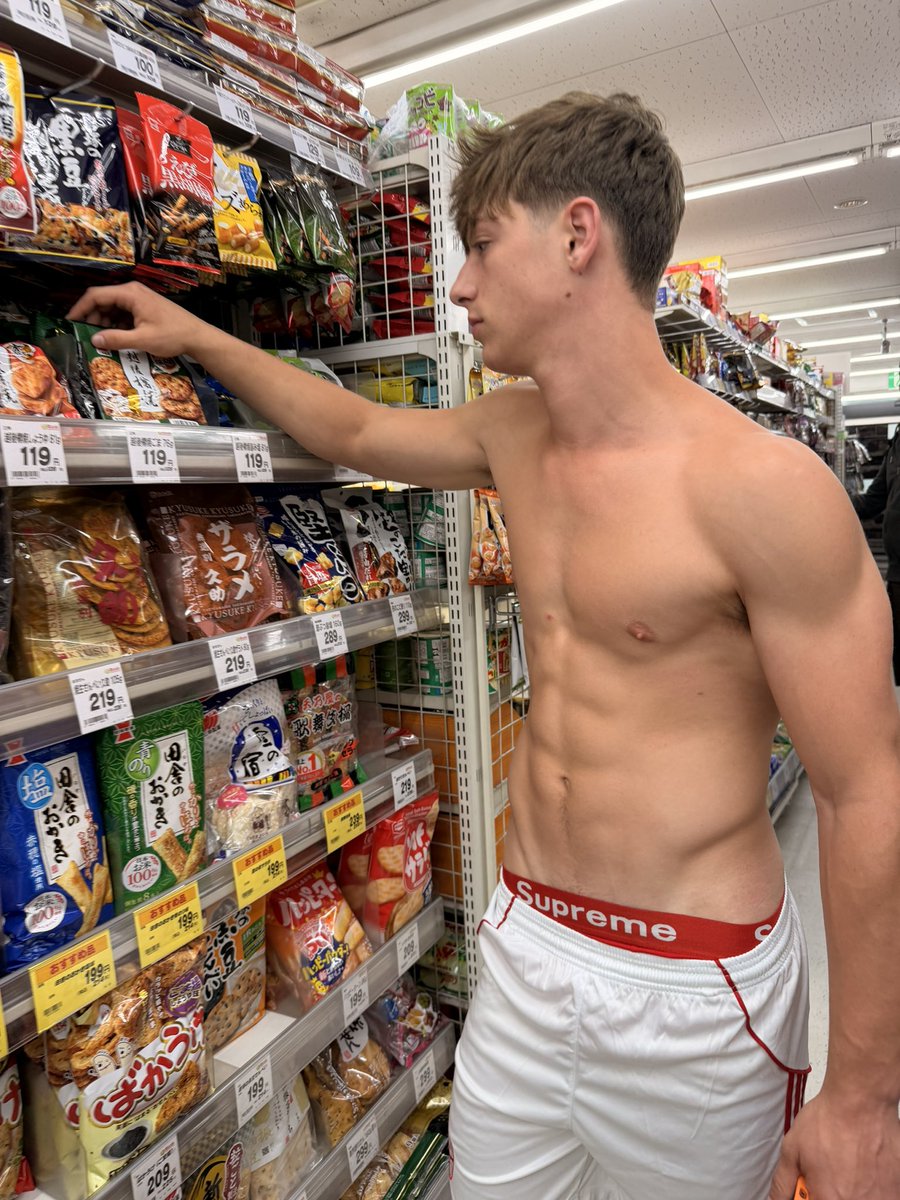 24David24__'s tweet photo. Comprando comida en Tokyo 🇰🇷 #food #boy https://t.co/xGDIxlW1Sg