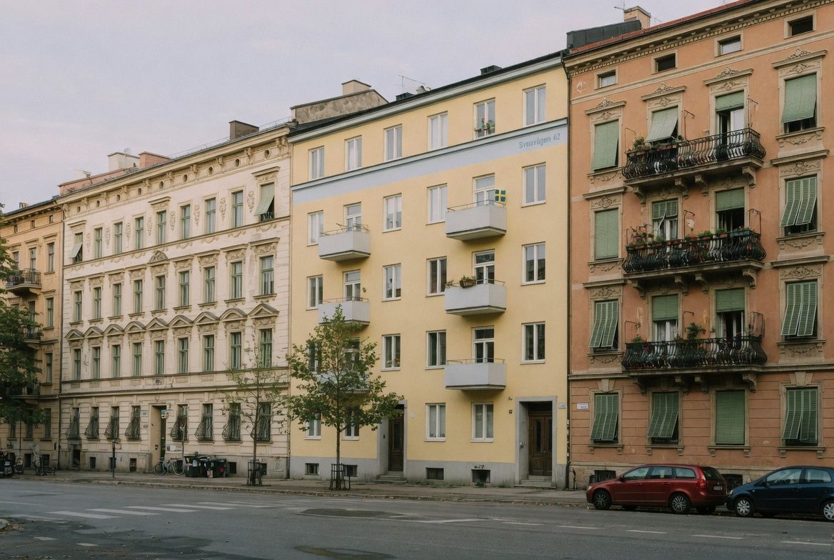 michalhardyn's tweet photo. Tři evropské země zkusily regulaci nájmů. Berlín, Stockholm, Barcelona. Pokaždé stejný vzorec.

Berlín 2020 zastropoval nájmy. Tzv. Mietendeckel.
→ Regulované ceny −7,5 až −11,3 % (recenzovaná studie, Management Science).
→ Inzeráty k pronájmu klesly o 56 %.
→ Polovina nabídky měla dvě smlouvy: legální strop plus stínový nájem.
→ Ústavní soud zákon po 14 měsících zrušil.

Stockholm: 57 let stejného systému.
→ Fronta na nájemní byt 2026: přes 900 000 lidí.
→ Průměrné čekání 9 let, v centru 21.
→ Legální podnájem o 65 % dražší než první ruka.
→ Studie Journal of Public Economics: získání regulovaného kontraktu = pokles ročního příjmu o 13–20 % (kvůli ztrátě mobility).

Barcelona 2024:
→ Cena v regulovaných zónách spadla o 5 až 6 %.
→ Sezónní smlouvy +37,5 % meziročně.
→ 32,7 % nových nájemních smluv jsou sezónní (rok předtím 22,5 %).
→ Katalánská vláda v Decreto-ley 1/2025 sama přiznává masivní obcházení.

Tři země. Tři jiné regulace. Stejný vzorec:

→ Strop na regulovanou cenu krátkodobě funguje.
→ Vznikne dvojí trh – stínové nájmy, sezónní smlouvy, dlouhé podnájmy.
→ Stávající nájemníci platí méně. Hledající platí víc, nebo nemají kde.
→ Cena nezmizí. Přesune se do jiné právní formy.

V Česku se po regulaci občas volá. Tyhle tři experimenty ukazují, co následuje – pokaždé.