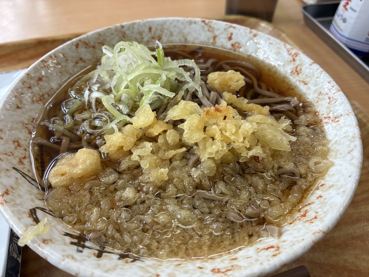masazo2009's tweet photo. 甲府からの帰りの電車の前に、丸政さんでお蕎麦をいただきました。

かけそばに、山賊焼きのハーフと海賊焼きのハーフ（だったっけ）

甘めの海賊焼きとニンニクの効いた山賊焼きの合わせ技で700円也。

うっかりお汁半分をお願いするのを忘れましたが、醤油の効いた美味しいお汁に舌鼓。
お汁まで完食です。
ご馳走さまでした。

#丸政
 #山賊焼き　
#甲府　
#駅そば