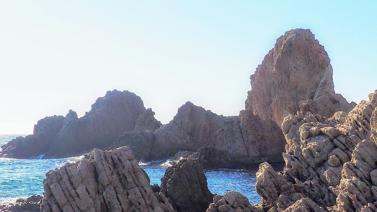 Senderosalmeria's tweet photo. Arrecife de las Sirenas, un conjunto de rocas volcánicas que emergen del mar Mediterráneo. Uno de los paisajes más conocidos del Parque Natural de Cabo de Gata - Níjar, Almería. https://t.co/04wgxi0tBi