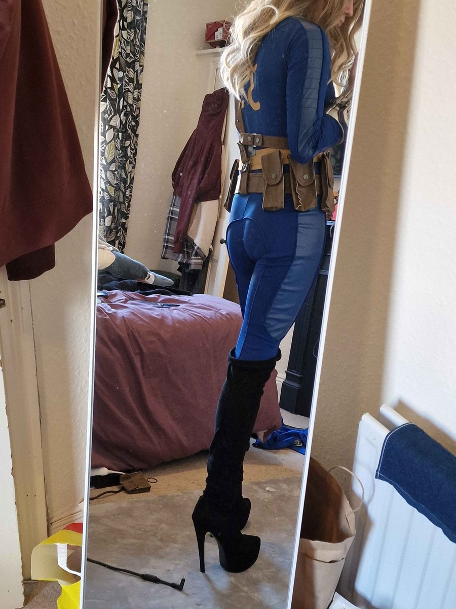 DatEnglishRose's tweet photo. How I be looking having still not watched season 2 of Fallout on amazon
(I will get round to it! I've been busy!) https://t.co/5B4Fyul2Ba