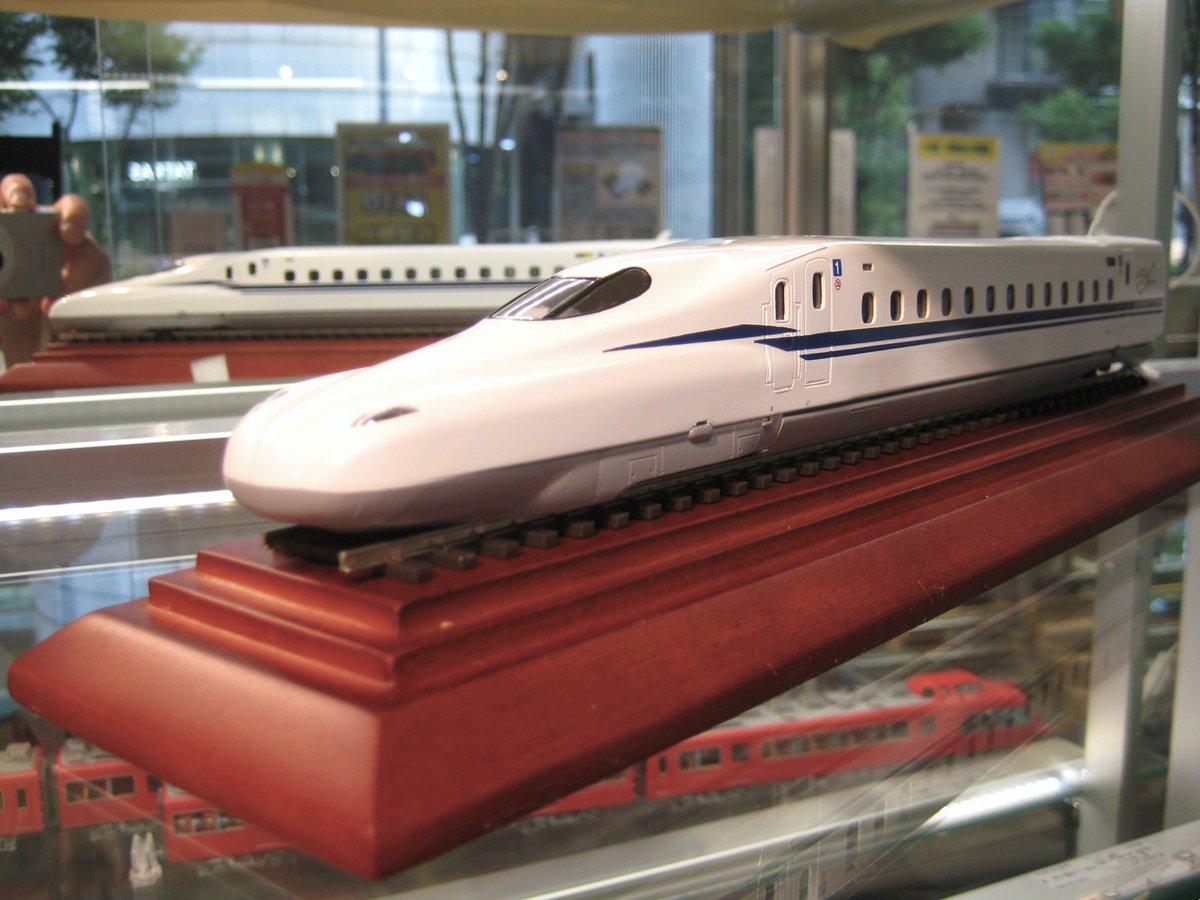OsakaKtm's tweet photo. 【お知らせ】 
「JR東海 N700S 743形1号車 展示モデル」（税込165,000円）好評販売中！
天賞堂さんのディスプレイケース/レール付（税込8,800円）にピッタリ(^^♪
数に限りがございます。お早めにどうぞ。 
#N700S展示モデル #ディスプレイケース ＃カツミ #天賞堂 #N700系新幹線 #700系のぞみ https://t.co/0aoplRsVo8