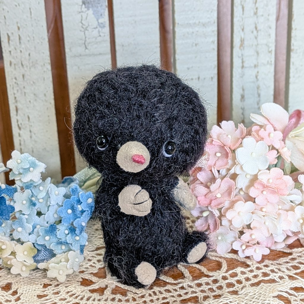 sharon_emimal's tweet photo. *
明後日6月13日(土)開催のドールアニマルワールドフェスティバルに連れて行く作品です
アルパカ生地で作ったフワフワなコウテイペンギンのヒナ2体

ずーっと作りたかったモグラくん

胸に❤の刺繍をしたアンティークみたいな🧸さん

#えっちゅうえみ #emimal #ドールアニマルワールドフェスティバル https://t.co/NbWct9KTpn