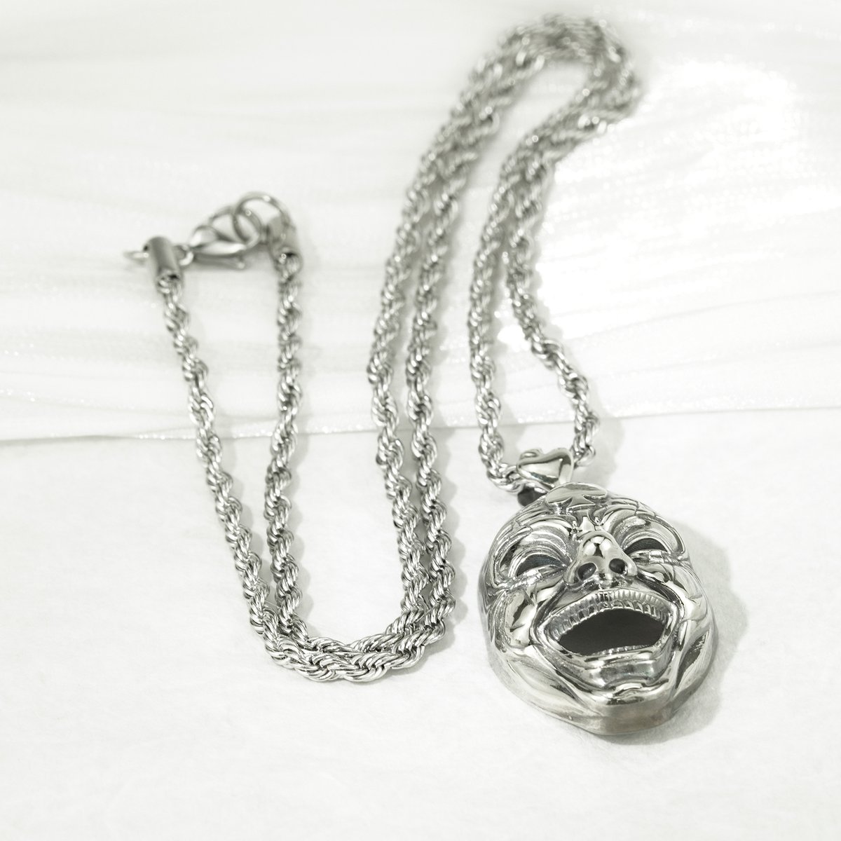 love_rings's tweet photo. スペードマスクペンダントネックレス P0047

大胆なマスクモチーフを立体的に表現した存在感あふれるペンダントです。
表情豊かな笑みを浮かべた仮面には、深く刻まれたラインや陰影が施され、見る角度によって異なる表情を見せます。額にはスペードマークがあしらわれ、クラシカルなトランプモチーフとミステリアスなマスクデザインが融合した個性的な仕上がりです。
目元や口元のディテールまで細かく造形されており、まるで舞台の仮面や幻想世界のキャラクターを思わせる独特の存在感を放ちます。上部のハート型バチカンが遊び心を添え、ハードな印象の中にもユニークなアクセントを加えています。

仕様
モチーフサイズ：長さ35ｍｍ、幅23ｍｍ、厚み14.7ｍｍ
チェーン： 55cm

https://t.co/dR51lu66CD

#オーダーメイドジュエリー武田
#マスク
#スペード
#ペンダント
#ネックレス