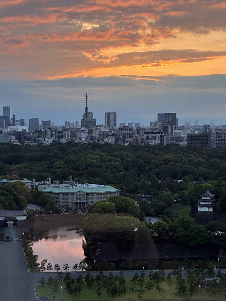 mtokunari's tweet photo. 梅雨の合間、束の間の茜色の夕暮れを映す皇居のお堀 https://t.co/SpGVqejscL