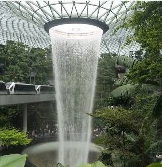 grazwellness's tweet photo. Flughafen Singapur                Hauptbahnhof Graz https://t.co/gx0oQoSJEi