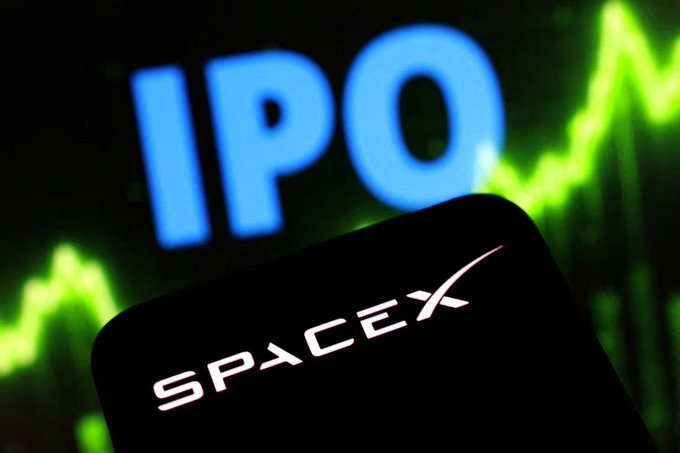 AiCoinzh's tweet photo. 打新狂潮杀入币圈！Binance 强推 SpaceX 链上认购

就在纳斯达克迎来历史最大规模 IPO（SpaceX，代码 $SPCX）的前夜，Web3 交易所们直接掀翻了传统券商的围墙。Binance 刚刚重磅上线 SpaceX 打新（bStocks 股权代币认购），与 Kraken（xStocks）、Bybit（IPO Express）等巨头正面肉搏，散户的打新热潮被彻底点燃！

硬核打新成本：官方打新定价为 135 美元，但由于包含 5% 的承销与代币化通道费用，最终认购成本为 141.75 美元一股。目前打开钱包首页即可一键质押稳定币（USDC/USDT）按比例分配。

两大衍生品阵营大乱斗：

Tokenized 真实股权：如 Binance 的 bStocks、Kraken 的 xStocks。这是 1:1 真实股份足额支持的链上代币，在 $SPCX 正式上市后可能直接转换。

合成 Pre-IPO 永续合约（Perp）：纯粹的价格博弈（支持高达 5x 杠杆）。目前多空博弈白热化，场外衍生品 VWAP 一度被顶到 $155-$170，溢价极高，属于高风险高回报的短期投机天堂。

作为估值达 1.77 万亿美元的历史级巨无霸，SpaceX 的 IPO 本质上是一个跨时代的“巨型吸血事件”。由于美股限制了部分传统地区的散户，倒逼海量全球资金通过加密通道机械性地兑换稳定币去“打新”，这导致比特币（BTC）在 6.1 万美元大关附近承压明显。
