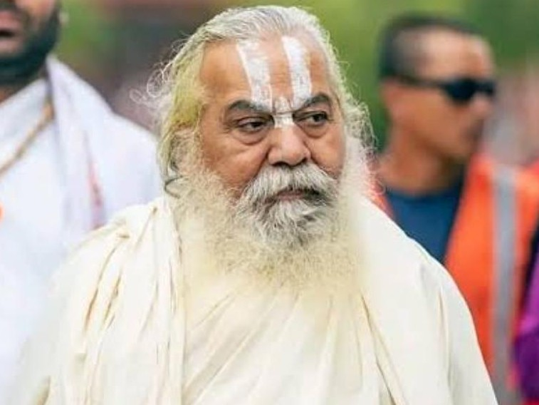 ranvijaylive's tweet photo. राम मंद‍िर के चढ़ावे में चोरी की खबरों पर बड़ा बयान 👇

राम मंदिर ट्रस्ट के अध्यक्ष महंत नित्य गोपाल दास के उत्तराधिकारी महंत कमल नयन दास ने कहा - इसकी जांच होनी चाह‍िए, लेक‍िन जांच कौन करेगा? सब के सब बेईमान हैं.

अब भगवान ही जांच करेंगे.

जो साइक‍िल से चलते थे, आज बड़ी-बड़ी गाड़‍ियों में चलते हैं, बड़े-बड़ी मकान बन गए. मैं क‍िस क‍िसका नाम ग‍िनाऊं.

जो जैसा करेगा, उसे वैसा फल म‍िलेगा, न‍िश्‍च‍ित म‍िलेगा. भगवान दंड देंगे.

ये सब दूध के धोए नहीं हैं, अच्‍छे बेईमान हैं.