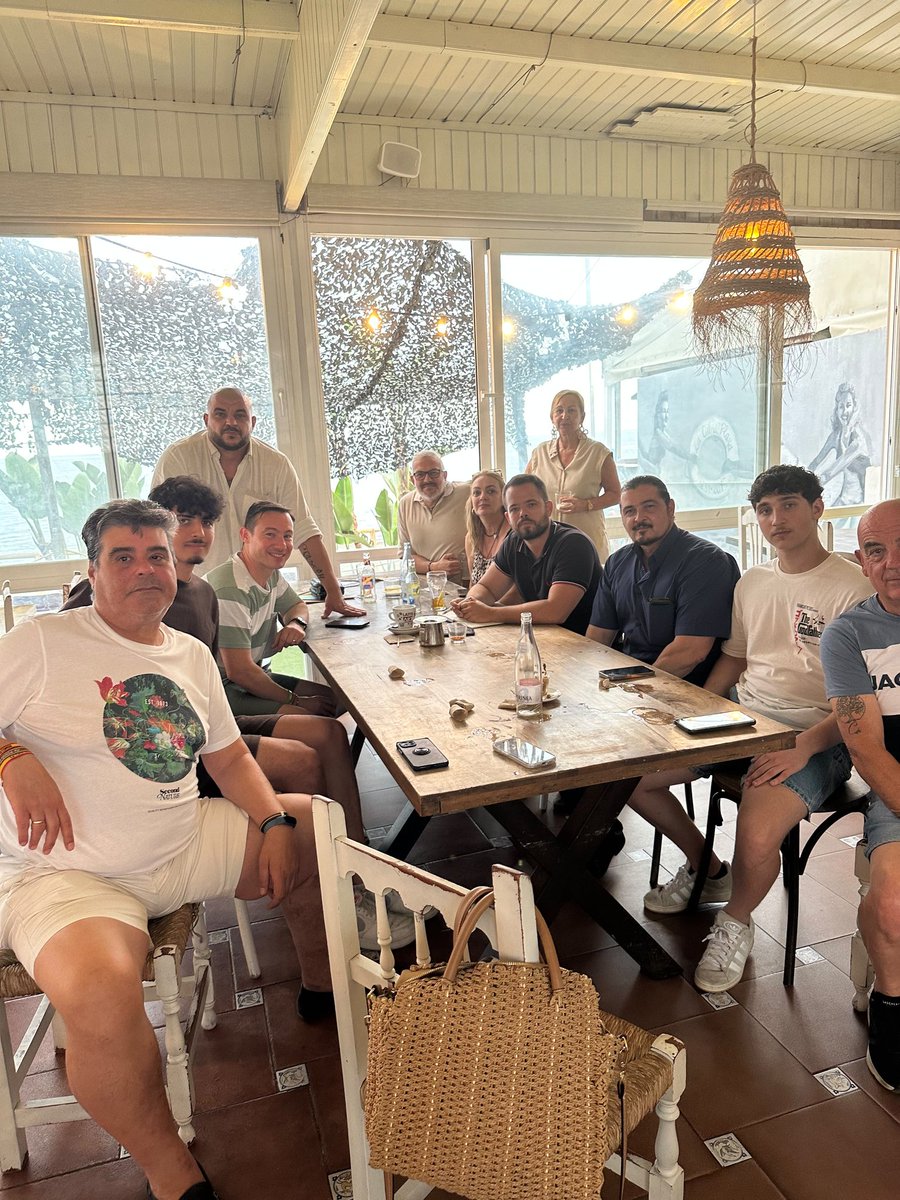 CarlosEugenioCD's tweet photo. Después de las elecciones andaluzas y del gran trabajo de nuestro coordinador @antonio_J_R_P, toca coordinar la recta final de este curso político y preparar todo lo que vendrá a partir de septiembre. 
Equipazo listo para seguir dando lo mejor por nuestros vecinos. https://t.co/dsu2iUGvj3