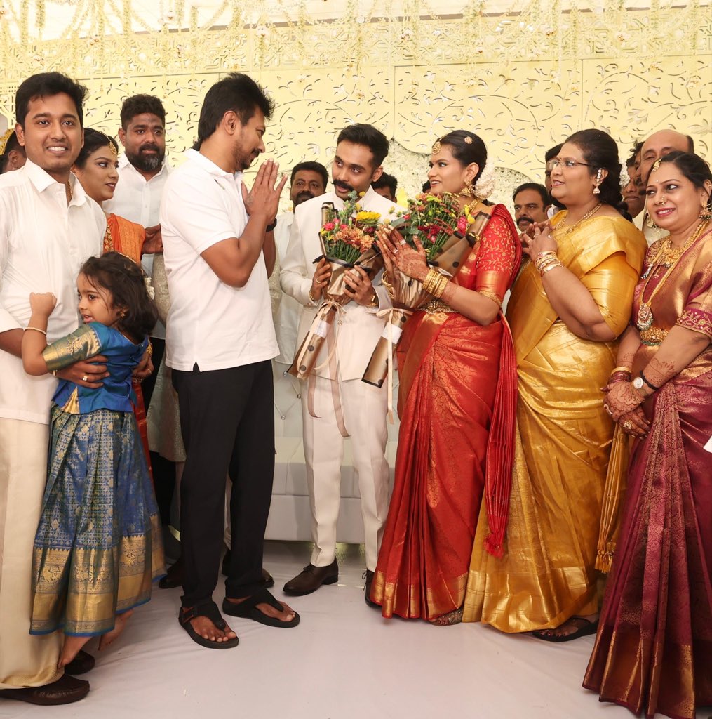 Office_of_Udhay's tweet photo. மாண்புமிகு தமிழ்நாடு எதிர்க்கட்சித்தலைவர் திரு.@Udhaystalin அவர்கள், சென்னை ஈஞ்சம்பாக்கத்தில் நடைபெற்ற, கழகத்தின் முன்னாள் சட்டமன்ற உறுப்பினர் திரு.பெரியண்ணன் அரசு அவர்களின் அன்பு மகள் அ.அமிர்தா - கி.ஜித்தேன்குமார் இணையரின் திருமண வரவேற்பு விழாவில் இன்று பங்கேற்று, மணமக்களை வாழ்த்தினார்கள்.

@regupathymla @kkchellapandian @SMeyyanathan