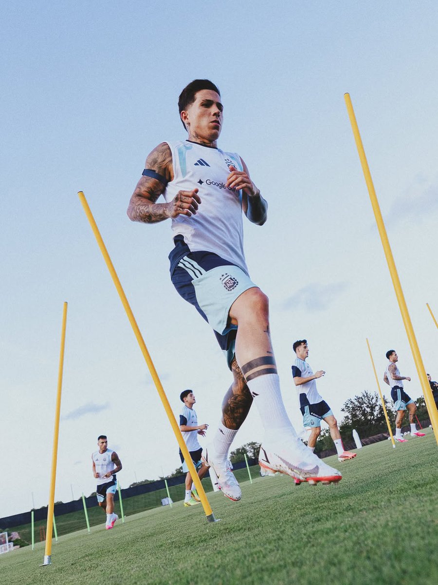 services38406's tweet photo. The grind never stops. 💪⚽️
World Cup loading... ⏳🌍
#WorldCup #TrainingDay https://t.co/1xFBi1QrJV