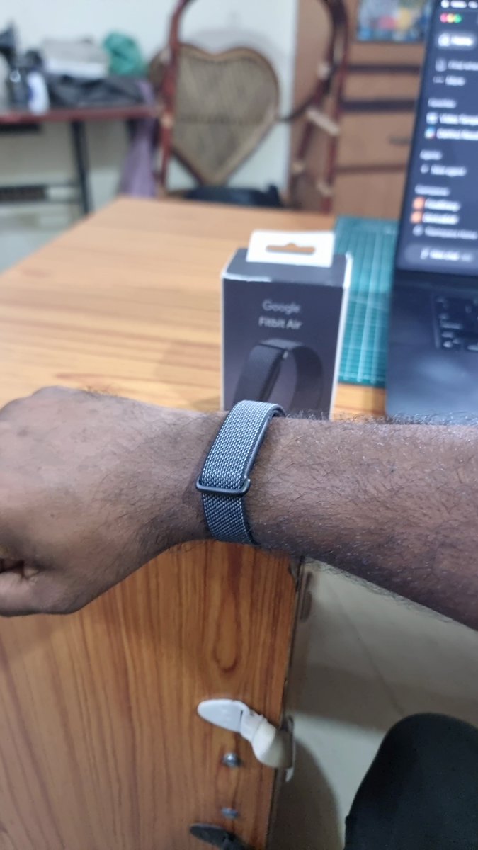 DeviceBAR's tweet photo. Got the latest @Google #FitbitAir and it works fine in India, so far. Definitely lightweight than a typical smartwatch. Let's see how this performs. Our 1st impressions &amp; box video: https://t.co/2JVkZN3eYw https://t.co/oywEtt6F49