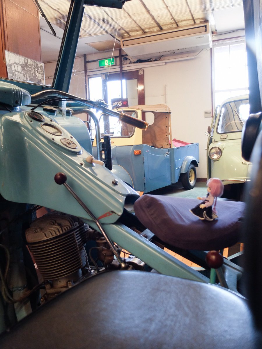 hiyakake2tama's tweet photo. ルル「相変わらずのレトロもので恐縮ですが、ダイハツSSR型(1954年)のシートに乗ってみました〜オート三輪って元はバイクから発展したのね〜!!ですが、ハンドルに届かなかったりして💦助手席も有るよ!!映画「魚河岸帝国(1952年)」を思いだすよねぇ〜(渋過ぎだっての!!)」
#アゾカツ #FACM #ダイハツ https://t.co/OGG66YC62h
