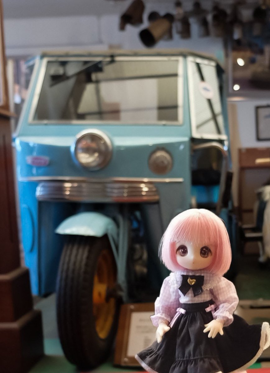 hiyakake2tama's tweet photo. ルル「相変わらずのレトロもので恐縮ですが、ダイハツSSR型(1954年)のシートに乗ってみました〜オート三輪って元はバイクから発展したのね〜!!ですが、ハンドルに届かなかったりして💦助手席も有るよ!!映画「魚河岸帝国(1952年)」を思いだすよねぇ〜(渋過ぎだっての!!)」
#アゾカツ #FACM #ダイハツ https://t.co/OGG66YC62h