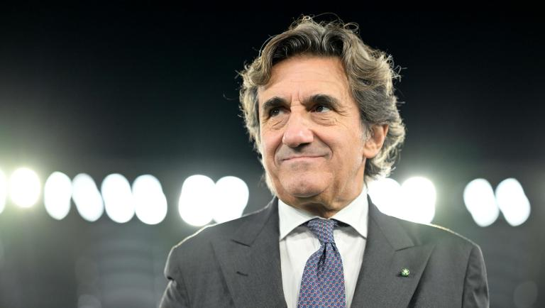 ToroGoal's tweet photo. ‼️ Sull'edizione odierna del @sole24ore, in un articolo a firma di @carlopaolofesta, vengono riportate nuove indiscrezioni sulla possibile cessione del @TorinoFC_1906.

“Secondo indiscrezioni, alcune manifestazioni di interesse starebbero arrivando sul tavolo di Bank of America, la banca d'affari che sta sondando il mercato per valutare eventuali opportunità strategiche per il club controllato da Urbano Cairo. Le proposte giunte nelle ultime settimane proverrebbero prevalentemente da investitori statunitensi, confermando il crescente interesse del capitale americano nei confronti del calcio italiano e, in particolare, della Serie A.
Sebbene non siano ancora emersi nomi ufficiali, fonti vicine al dossier riferiscono che diversi gruppi nordamericani starebbero analizzando il dossier del Torino. L'attività di Bank of America sarebbe finalizzata a raccogliere e valutare le diverse manifestazioni di interesse. La valutazione del club sarebbe superiore ai 200 milioni di euro”.

Non vengono rese note la consistenza e la portata di queste manifestazioni d'interesse e non è chiarito se la richiesta del presidente Urbano Cairo, indicata come superiore ai 200 milioni di euro, sia al netto dei debiti della società (160,5 milioni di euro complessivi) o meno.

Pur non costituendo offerte vincolanti e la certezza dell'avvio di una trattativa, le manifestazioni di interesse, se reali, sarebbero una conferma dei movimenti crescenti intorno al Torino FC. Nell'attesa che arrivi una proposta concreta da “un fondo di investimento che creda nel calcio italiano”, da “gente super ricca” o da “qualcuno più bravo e più ricco”, come spiegato più volte dal presidente Cairo nell'ultimo anno.

#Torino