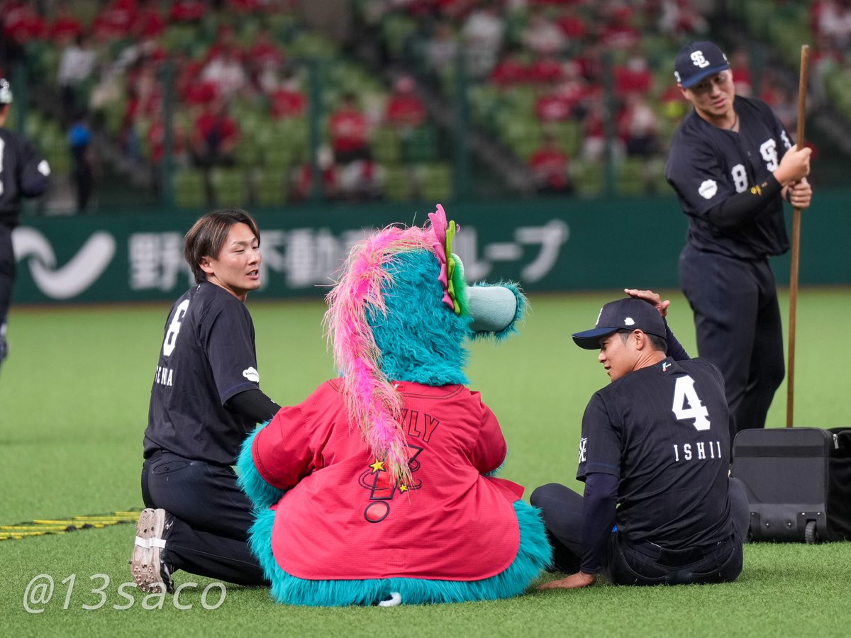 13saco's tweet photo. #スラィリー のお腹の感触を確かめる #源田壮亮 さん
平和な世界（　＾ω＾）
#石井一成
2026.6.11
#seibulions https://t.co/290s60xyRN