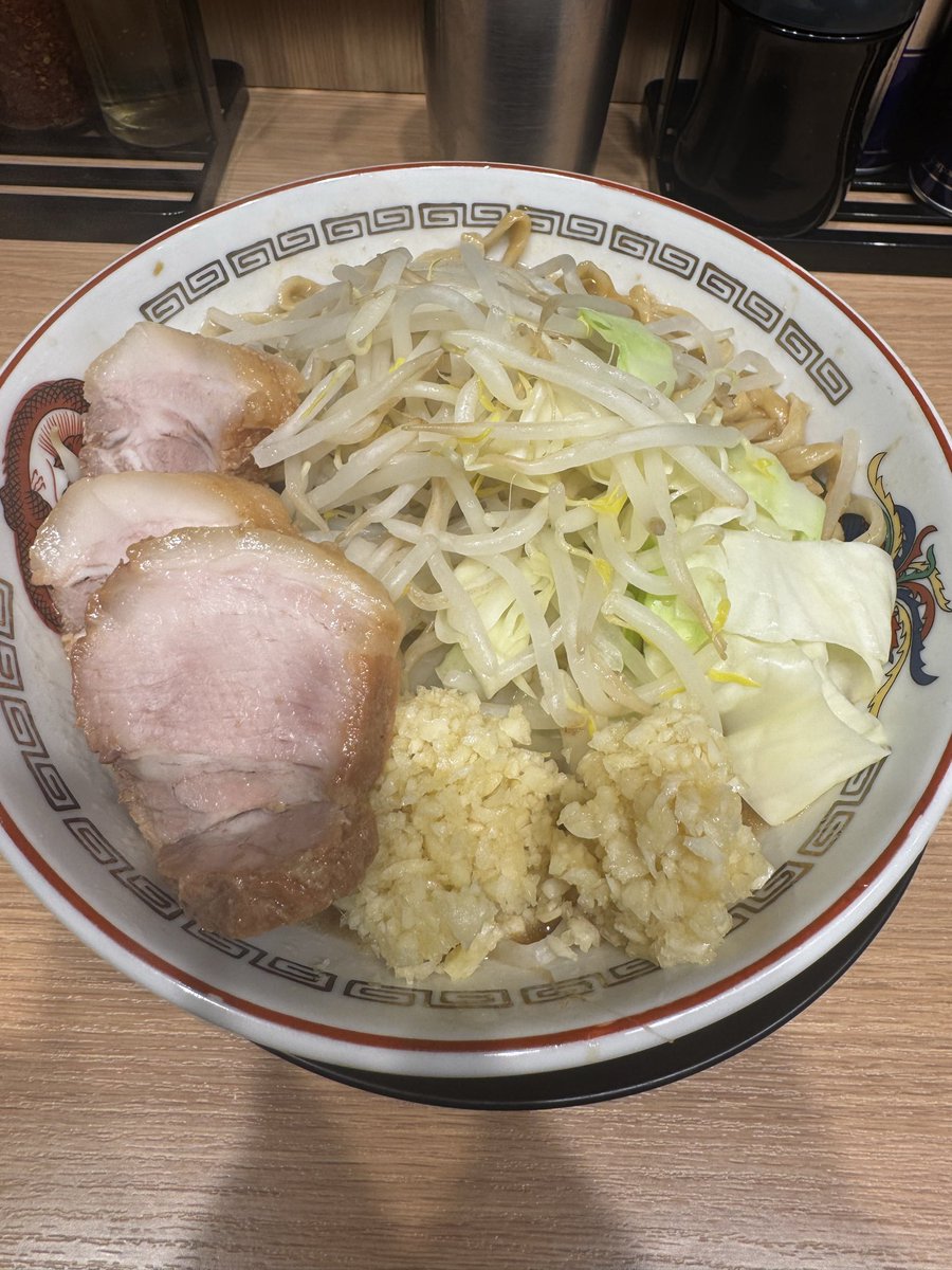 sun121209's tweet photo. 豚山　池袋
小　豚一枚トッピング　にんにくマシマシ
コショーがよく合う
これは小豚もいけるな

ごちそうさまでした https://t.co/BTXOKzweFW