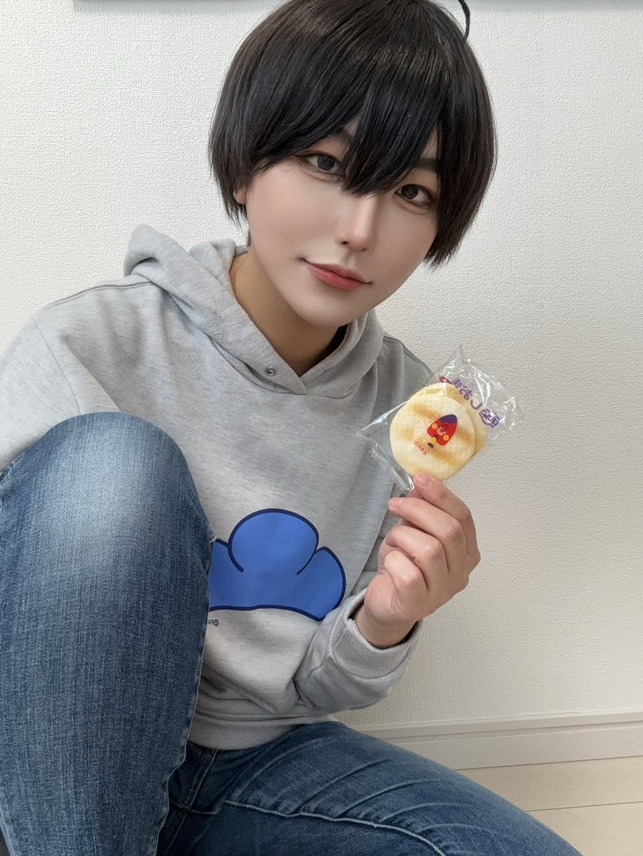runa_neiro's tweet photo. cos 次男 カラ松 おそ松さん

宅コスしたよ~💙
※これは腕もまくり忘れてるし、謎にせんべいを持ってるオフショットです https://t.co/M8kVEExW02