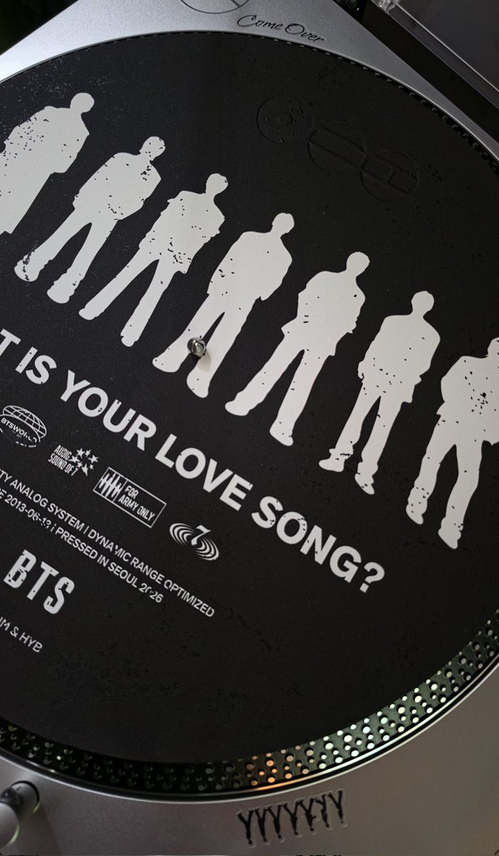 bts7_moonlight's tweet photo. 오디오 테크니카 턴테이블을 3월에 미리 사버려서.. 어쩔 수 없이(?) 스티커 만들어서 꾸몄어요.
그래도 이번에 머치로 나온 슬립매트가 너무 이뻐서 맘에 듦ㅜ
스티커는 부산콘에 가져갑니다. 좌석이나 대기줄 근처 마주치는 분들께 나눔할게요
저처럼 아무데나 붙여주시길.. https://t.co/NdWcmF8p49