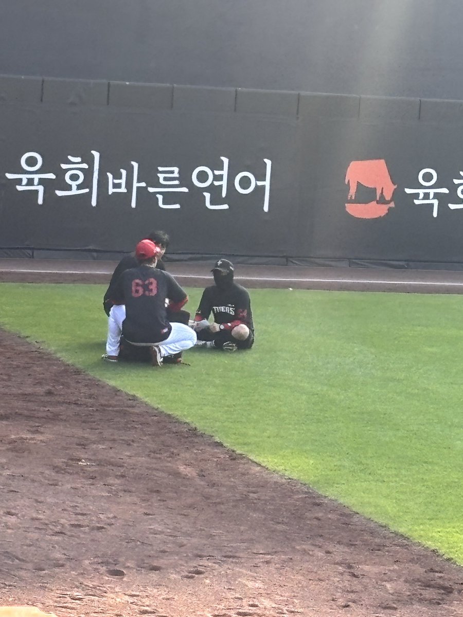 ECHU2023's tweet photo. 양현종 선수께 제 시험지랑 볼펜을 드리고 공을 받앗어요 https://t.co/npT1s7bCzx