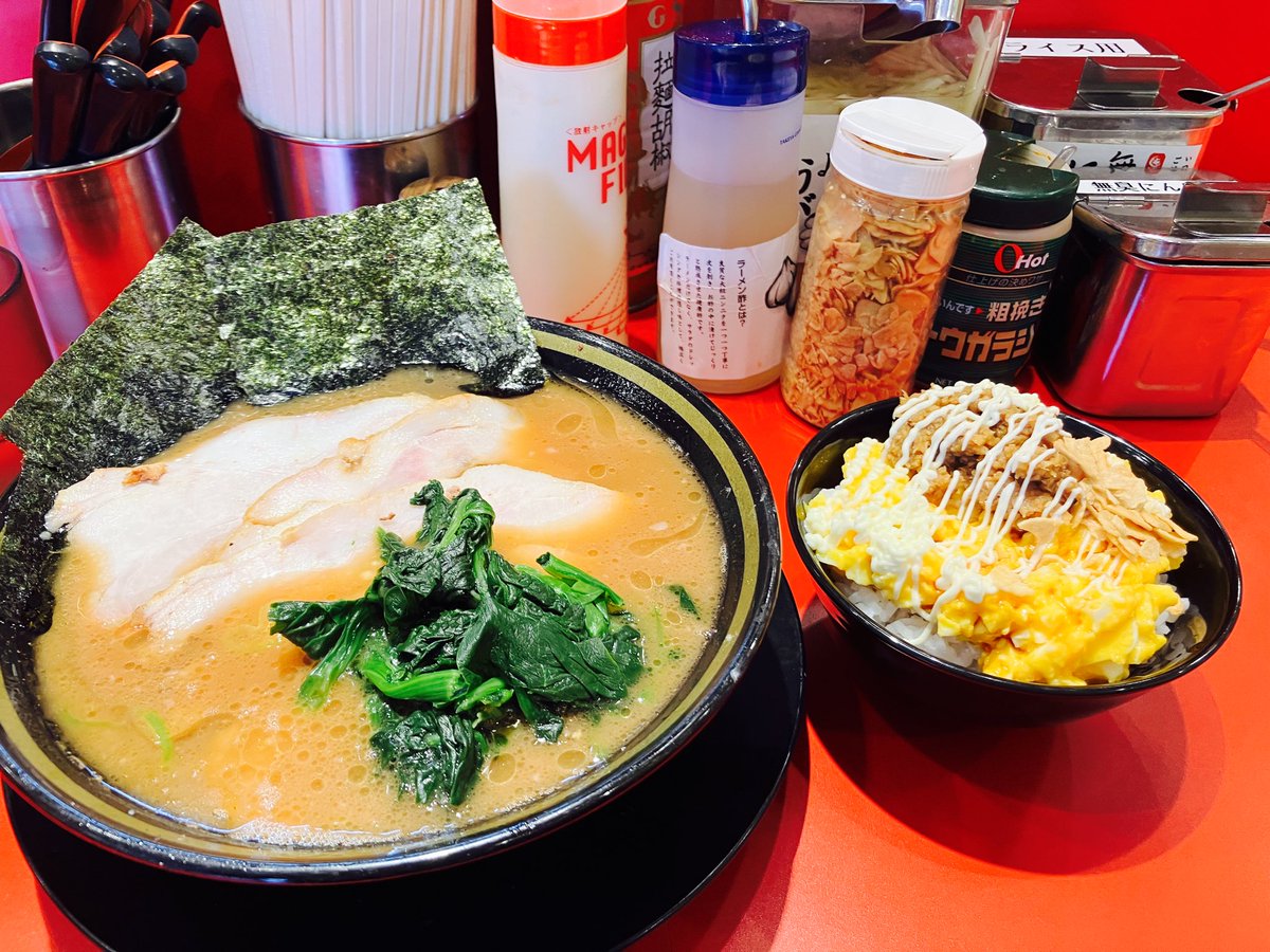 ennylbon's tweet photo. カズ家大門店へ‼️
2度目の訪問。今回もチャーシュー麺と玉子まぶしをチョイス。スープは前回より下ブレ感がありましたが15:00の訪問なので仕方ないかな。しかし今回のチャーシューは柔らかく美味しかった‼️しかも4枚入ってた😁玉子まぶしも玉子が沢山入ってて満足👍
カズ家の皆さんご馳走様でした😋 https://t.co/VREX34k1qy