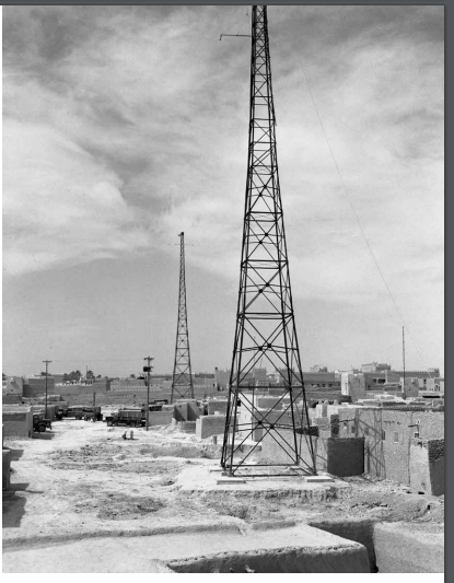 Riyadh_Zamaan's tweet photo. المحطة اللاسلكية ب #الرياض عام 1949 م . 

حرص الملك عبد العزيز رحمه الله على تبني التكنولوجيا وإدخال الاتصالات الحديثة إلى العاصمة.

بحلول عام 1932، اتصلت محطة راديو ماركوني خارج الأسوار الجنوبية للرياض بمكة ومحطات إقليمية أخرى جديدة.

في عام 1949 م تم بث الإذاعة العامة لأول مرة من العاصمة.

#الرياض_زمان #الرياض_القديمة
