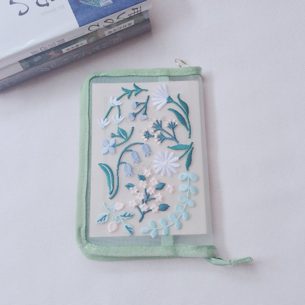 yako_halka's tweet photo. これは一目惚れして買ったブックポーチ　メッシュに刺繍がすごくかわいいし、文庫本を持ち歩くときカバーを外す派なので、グリーンとアイボリーのバランスまで素敵でうれしい https://t.co/qmgfHadCU1