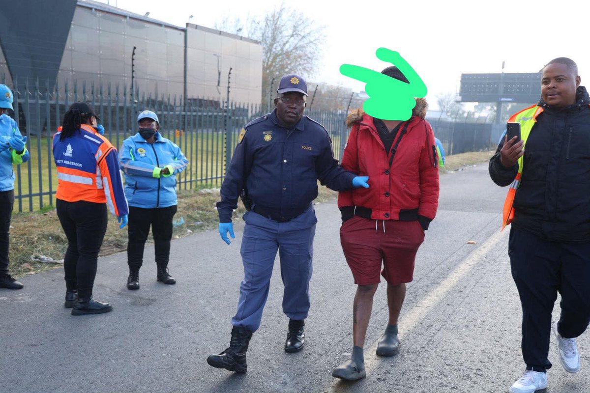 ZANewsFlash's tweet photo. NEWS: A total of 18 alleged illegal immigrants were arrested during an Operation Shanela roadblock in Johannesburg - KZN Tonight Podcast https://t.co/8u2OcP8wPC
