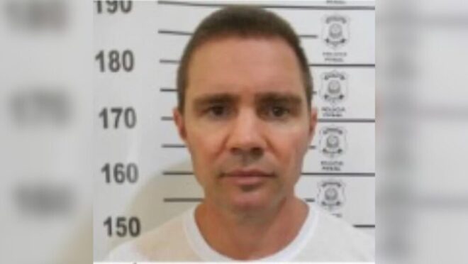 BrasilPost13's tweet photo. URGENTE:

Vorcaro manda Advogados avisar Flávio Bolsonaro que se não quiser ir pra cadeia fuja pros EUA como fez Eduardo: "Segurei até agora, não vou ficar na cadeia sizinho, vou delatar, contarei quantos milhões te dei, pra onde, e pra quem eu mandei o dinheiro" ...   👀     👇 https://t.co/rUWOmqPKft