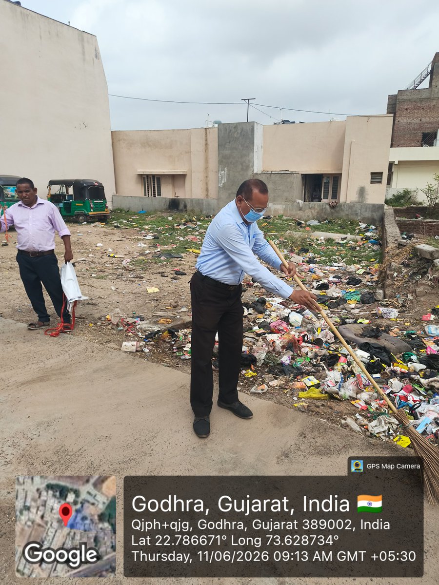 SaniteryP's tweet photo. તા. 11/06/2026

ગોધરા નગરપાલિકા દ્વારા આજે માર્કેટિંગ યાર્ડ અને મારવાડીવાસ વિસ્તારમાં વિશેષ સ્વચ્છતા અભિયાન હાથ ધરવામાં આવ્યું. જાહેર સ્થળોની સફાઈ સાથે નાગરિકોને સ્વચ્છતા જાળવવા અપીલ કરવામાં આવી.

સ્વચ્છ ગોધરા, સુંદર ગોધરા 🧹✨

#GodhraNagarpalika #SwachhGodhra #CleanlinessDrive https://t.co/SdK1QAhaSB